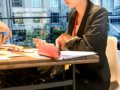 女性必見！スーツに合うマフラーの巻き方！おしゃれコーディネートの参考に