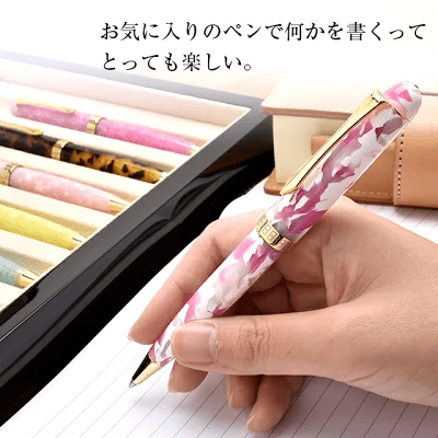 水性インクの軽い書き心地は握力が弱い人やイラストを描く人向き