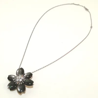 Van Cleef & Arpels ヴァンクリーフ&アーペル K18WG ネックレス ローズ ド ノエル クリップ スモール マザーオブパール ネックレス