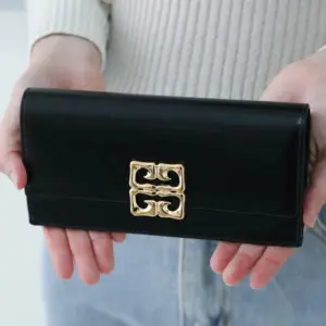 GIVENCHY 4G ボックスレザー ウォレット 二つ折り長財布 BB60NP B13A 001